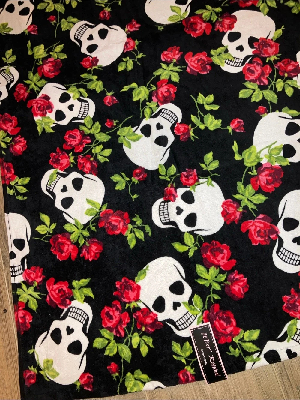 ❤️Betsey Johnson set of 2 bath towels black red roses skulls large towels NWT
